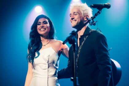 Unna X e Matheus Torres em trecho de show na turnê de Dia dos Namorados