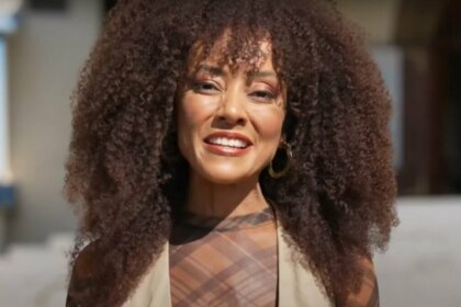 Valéria Almeida sorridente em trecho do Paulistar no bairro de São Miguel Paulista
