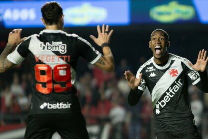 Vegetti e Ryan comemorando gol do Vasco, no jogo do Brasileirão exibido pela Globo