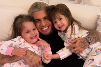 Zé Felipe abraçando as filhas Maria Alice e Maria Flor