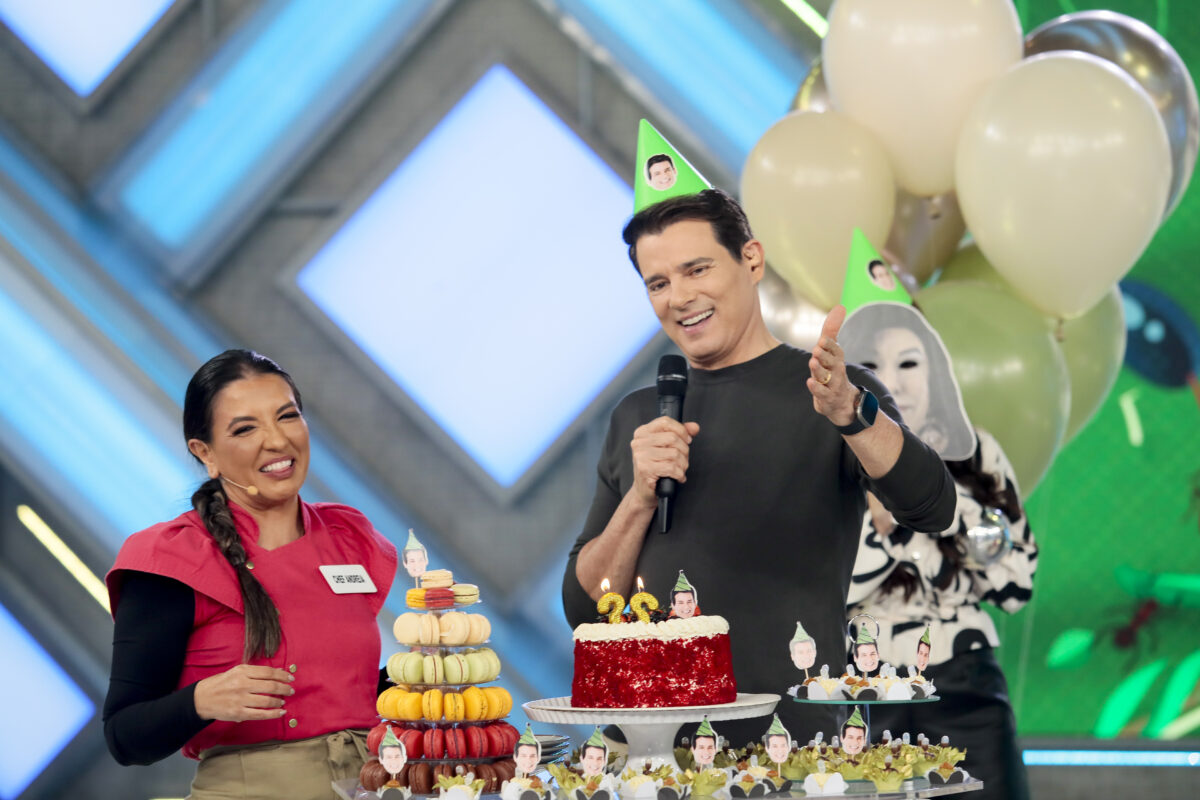 Celso Portiolli com chapéu de aniversário na cabeça 