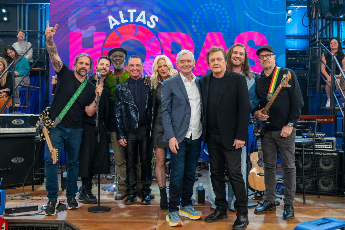 Convidados especiais posam ao lado de Serginho Groisman no palco do programa