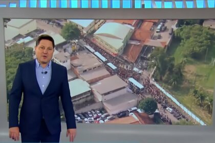 Eleandro Passaia em frente ao telão do Balanço Geral que mostra soltura do MC Poze do Rodo