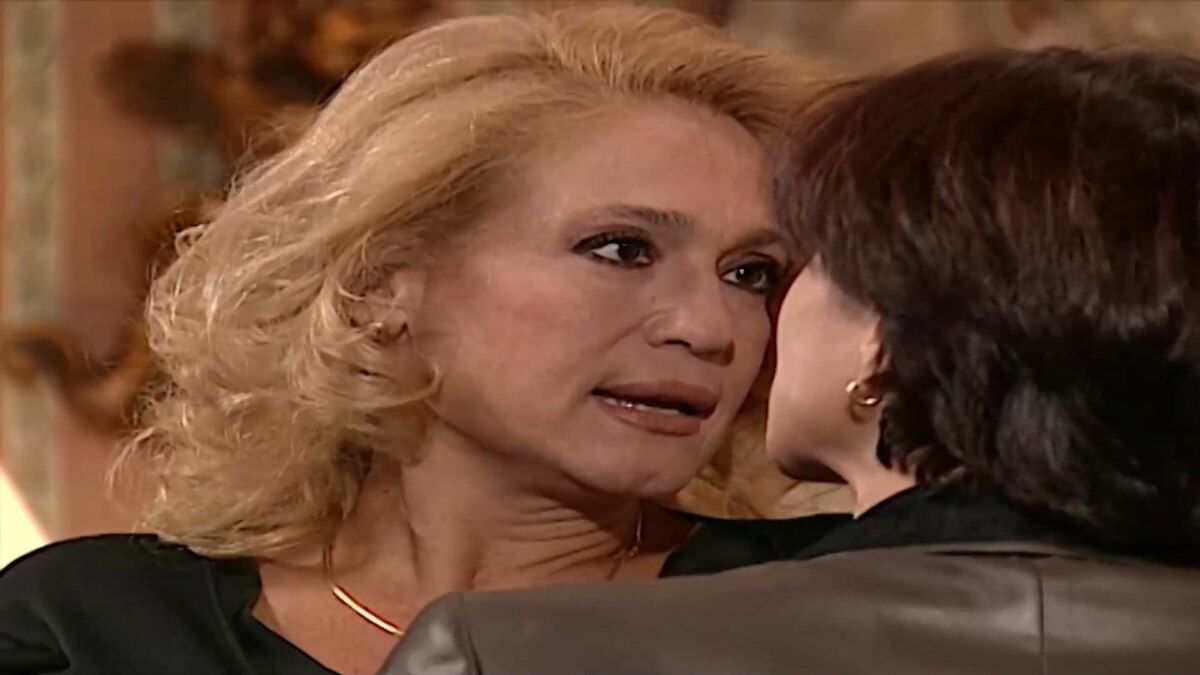 Grande vilã de 'Por Amor', Branca Letícia de Barros Mota, personagem de Susana Vieira, olha para uma mulher enquanto briga com ela