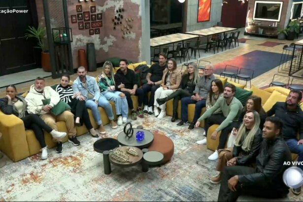 Casais sentados na sala da mansão do Power Couple Brasil 7 esperando o resultado da Prova dos Casais