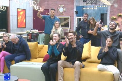 Casais batem palmas e fazem coração na sala do Power Couple Brasil ao descobrir quem venceu a Prova das Mulheres do Power Couple Brasil 7