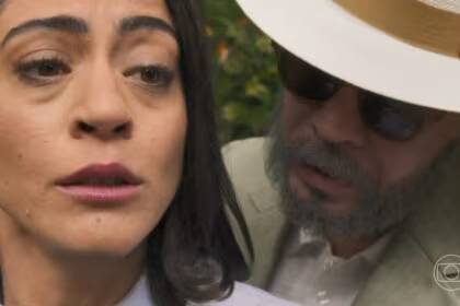 Clarice treme a boca enquanto Juliano lhe ameaça com uma arma em cena de Garota do Momento