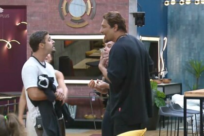 Eike e Nat em frente a Victor e Rayanne. Eles brigam feio no meio da cozinha do Power Couple Brasil 7