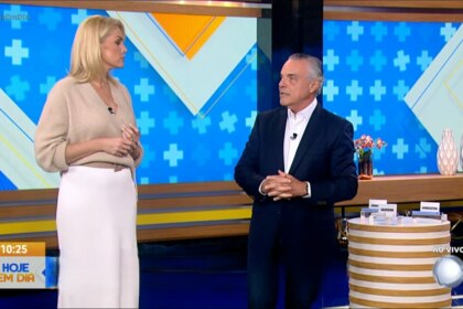 Ana Hickmann em pé ao lado do Dr. Antônio Sproesser no estúdio do Hoje em Dia