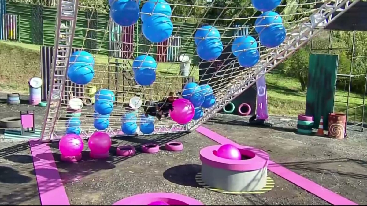 Bolas Azuis e Rosas em cima da cama de gato