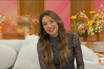 Patrícia Poeta sorrindo sentada no sofá do Encontro