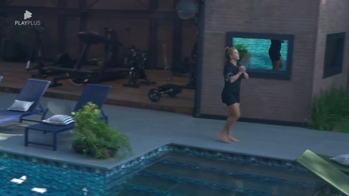 Adriana deixa a mansão rezando, próximo a piscina