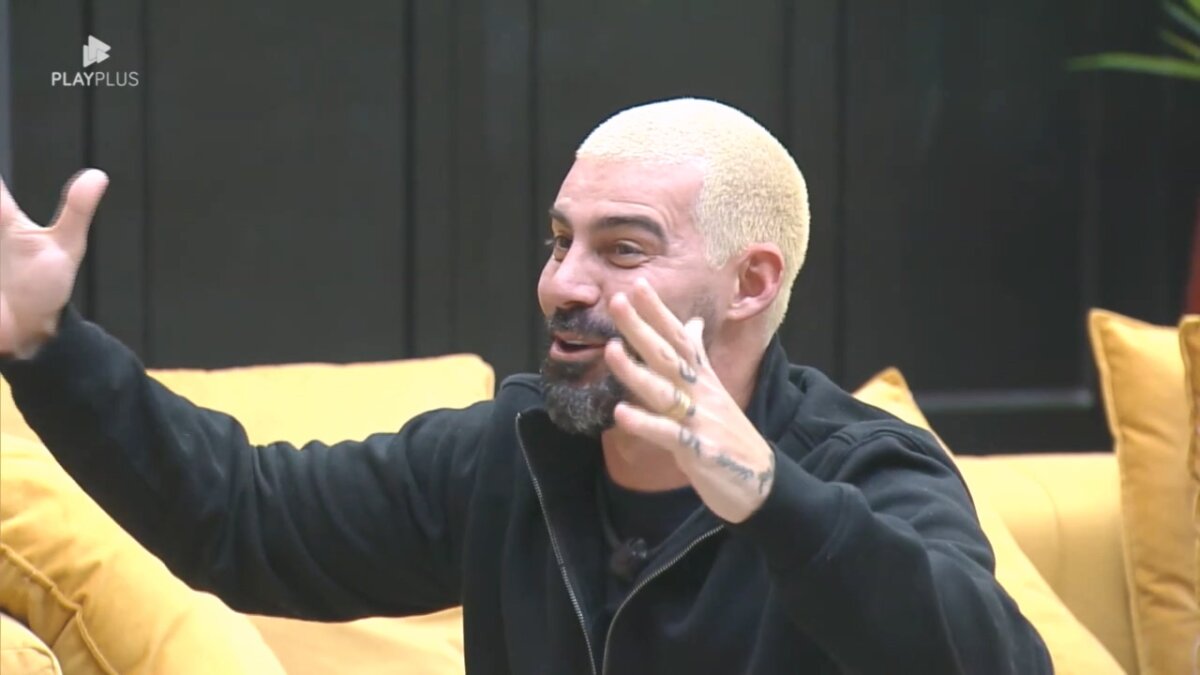 Radamés abre os braços e celebra vitória de Carol ajoelhado na sala do Power 