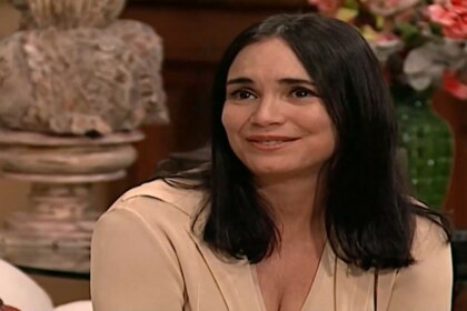 Helena (Regina Duarte) sorridente em cena de Por Amor