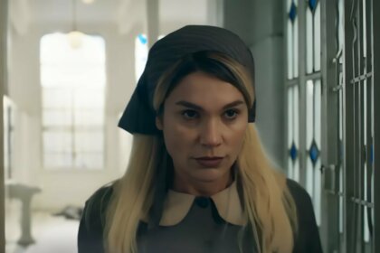 FLávia Alessandra, caracterizada como Sandra, com olhar maquiavélico em um corredor de hospital. A cena é da novela Êta Mundo Melhor!