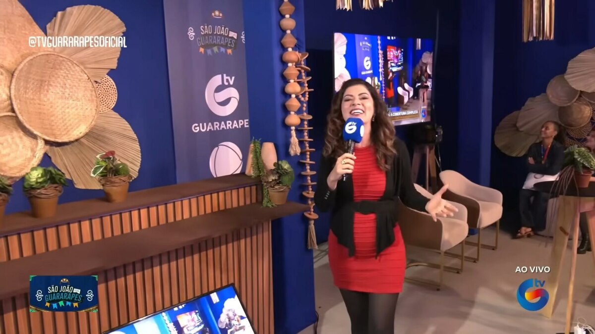Meiry Lanunce caminha sobre o cenário camarote da TV Guararapes/RECORD
