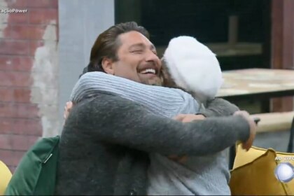 Rayanne e Victor se abraçam ao saberem do resultado da nona Prova dos Casais do Power Couple Brasil 7