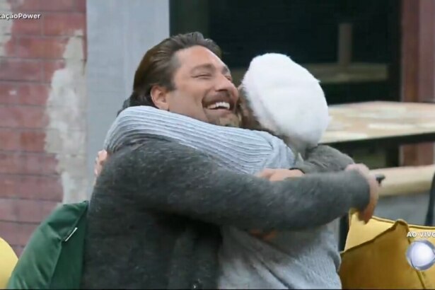 Rayanne e Victor se abraçam ao saberem do resultado da nona Prova dos Casais do Power Couple Brasil 7