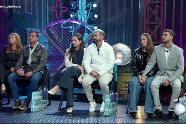 Adriana e Dhomini, Carol e Radamés, Nat e Eike sentados no palco do Power Couple Brasil 7