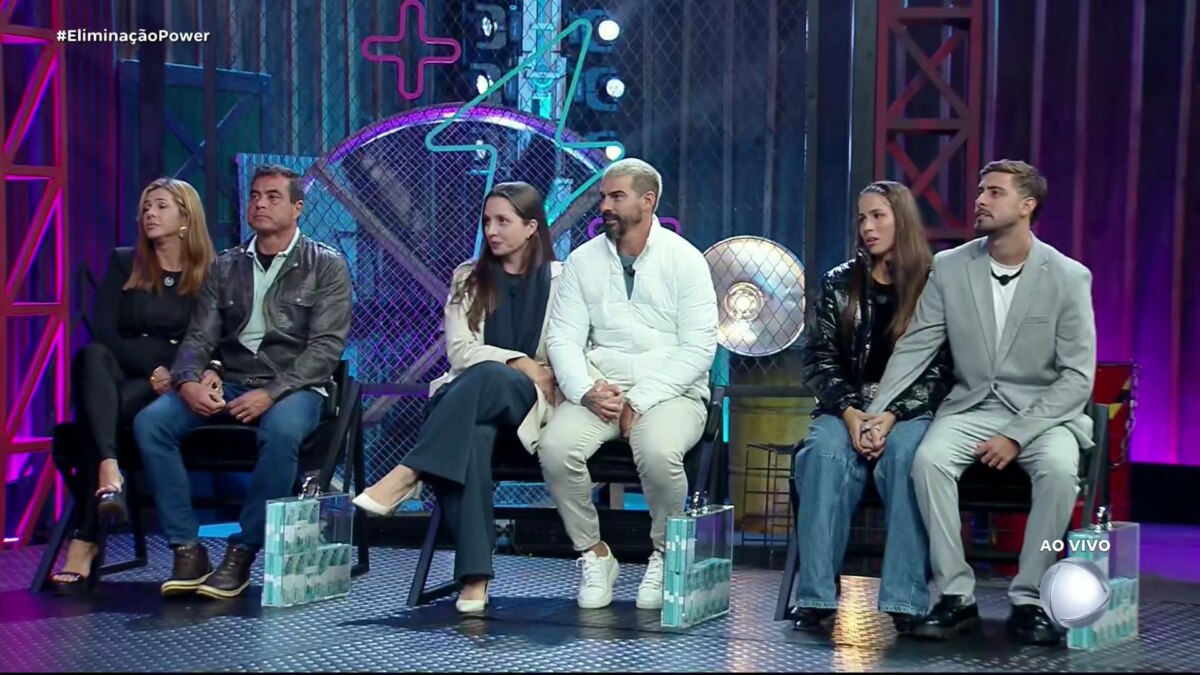 Adriana e Dhomini, Carol e Radamés, Nat e Eike sentados no palco do Power Couple Brasil 7