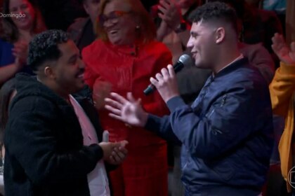 Alexandre e Lucas em trecho do pedido de casamento ao vivo no Domingão