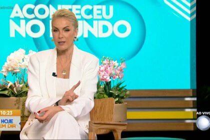 Ana Hickmann sentada no sofá do cenário do Hoje em Dia