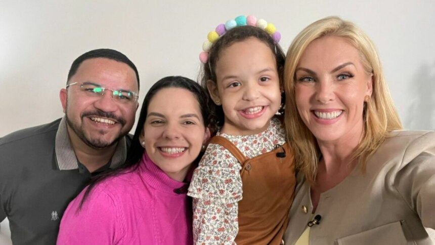 Ana Hickmann, ao lado de Lorena e dos seus pais, nos bastidores do quadro SOS Mãe no Hoje em Dia