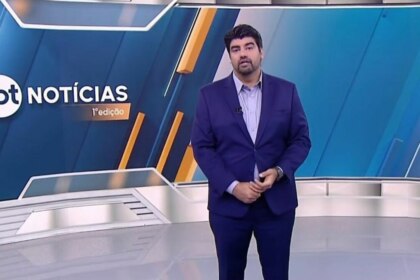 André Azeredo no comando do SBT Notícias aos sábados de jornalismo no canal