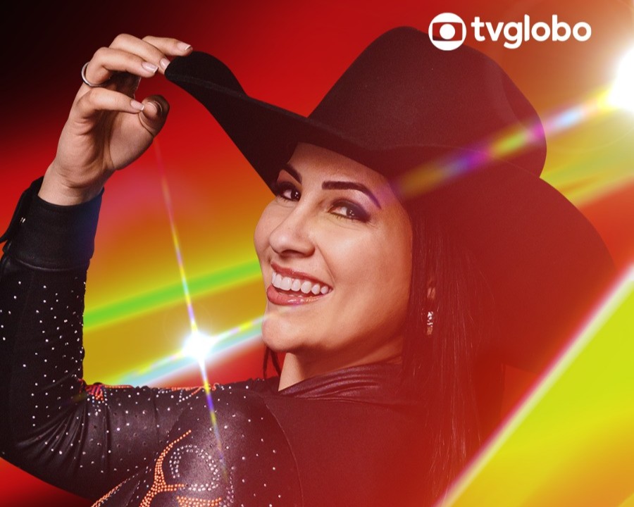 Biahh Cavalcante é uma mulher branca com chapéu de boiadeira 
