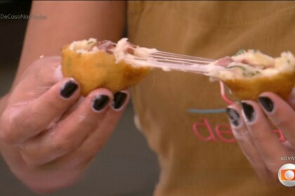 Talitha Morete abre o Bolinho de aipim com linguiça e mostra o recheio com queijo no É de Casa