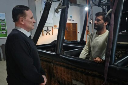 Cabrini com o piloto Elves em trecho de entrevista ao Domingo Espetacular