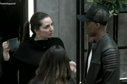 VAR mostrando Carol fala contra Ana Paula e Antony no Power Couple