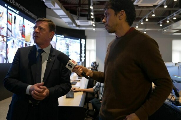Repórter Chico Bahia entrevista delegado no Smart Sampa, do Profissão Repórter