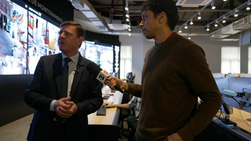 Repórter Chico Bahia entrevista delegado no Smart Sampa, do Profissão Repórter