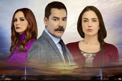 Uma mulher com olhar de vilã, um homem de terno com olhar sério e uma mulher com roupas simples e olhar triste, protagonistas e vilã da novela turca Cidade Cruel em uma arte de divulgação que mescla uma paisagem noturna com uma ponte sobre um rio