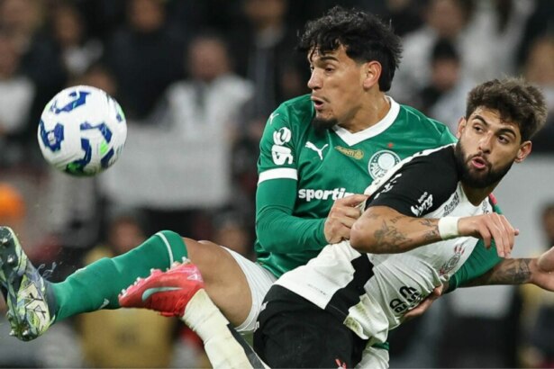Jogadores disputam bola na partida Corinthians x Palmeiras pela Copa do Brasil