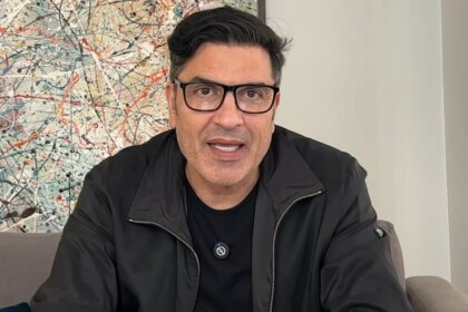 Edu Guedes de roupa preta, emocionado, em trecho de vídeo publicado no YouTube