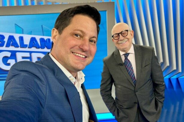 Eleandro Passaia e Renato Lombardi sorrindo em foto posada no Balanço Geral