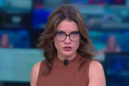 Elisa veeck, de semblante sério no live cnn, fazendo análise séria sobre bolsonaro
