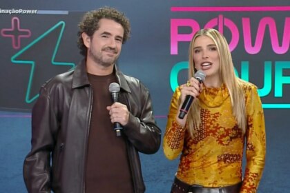 Felipe Andreoli e Rafa Brites no palco do Power Couple Brasil