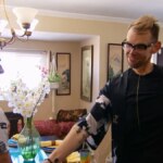Lonnie recebe seu namorado em sua casa
