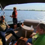 John pesca em seu barco junto com sua família uma criança e uma mulher, sua esposa