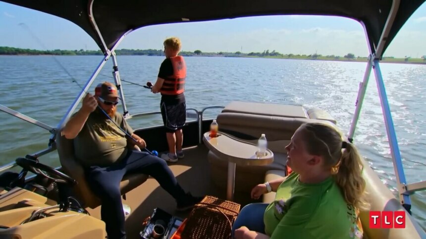 John pesca em seu barco junto com sua família uma criança e uma mulher, sua esposa