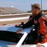 Lonnie em cima de um carro de corrida junto com seu irmão
