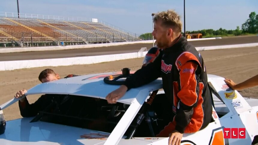 Lonnie em cima de um carro de corrida junto com seu irmão