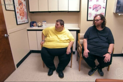 John e Lonnie extremamente obesos sentados em cadeiras de uma sala de hospital esperando o Dr. Now em cena de Quilos Mortais