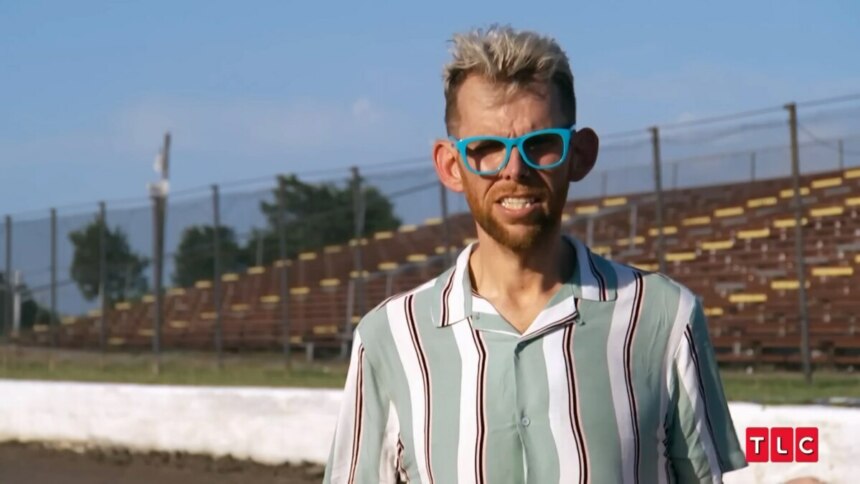 Lonnie, magro, após o Quilos Mortais. Ele veste camiseta de botão e está prestes a encontrar seu irmão