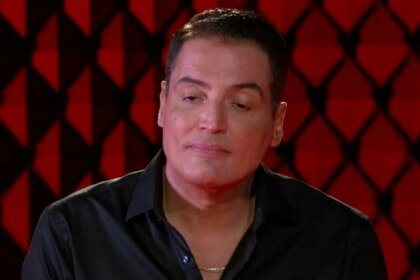 Leo Dias com o semblante emocionado em trecho de entrevista ao No Alvo