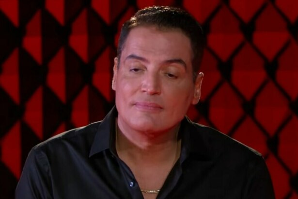 Leo Dias com o semblante emocionado em trecho de entrevista ao No Alvo