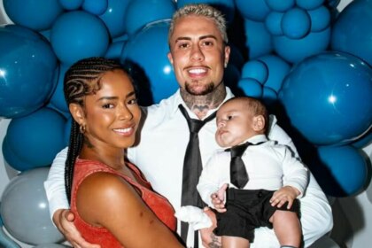 Lorena Maria, sorridente e abraçada com MC Daniel, que segura o filho no colo, antes do término do relacionamento